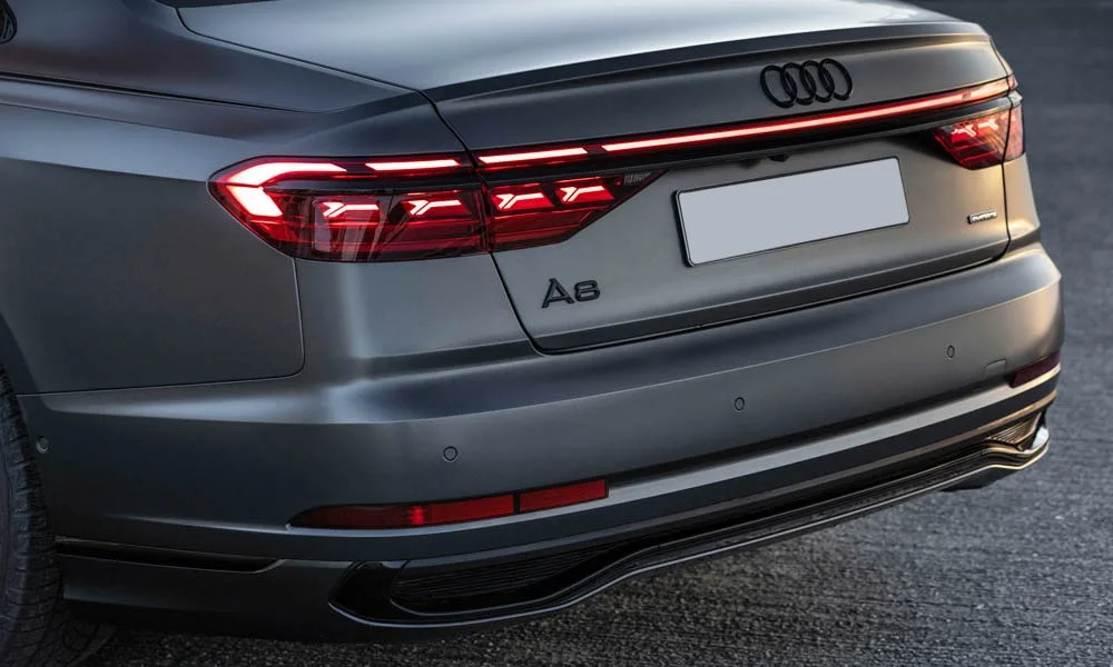 Фото Audi A8 (2024) — вид сзади, фото 6. Линия крыши, стойки и задняя дверь в сером исполнении Audi A8 (2024) — вид сзади, фото 6