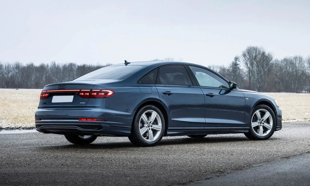 Фото Audi A8 (2024) — вид сзади, фото 7. Графика фонарей, бампер и оформление пятой двери Audi A8 (2024) — вид сзади, фото 7
