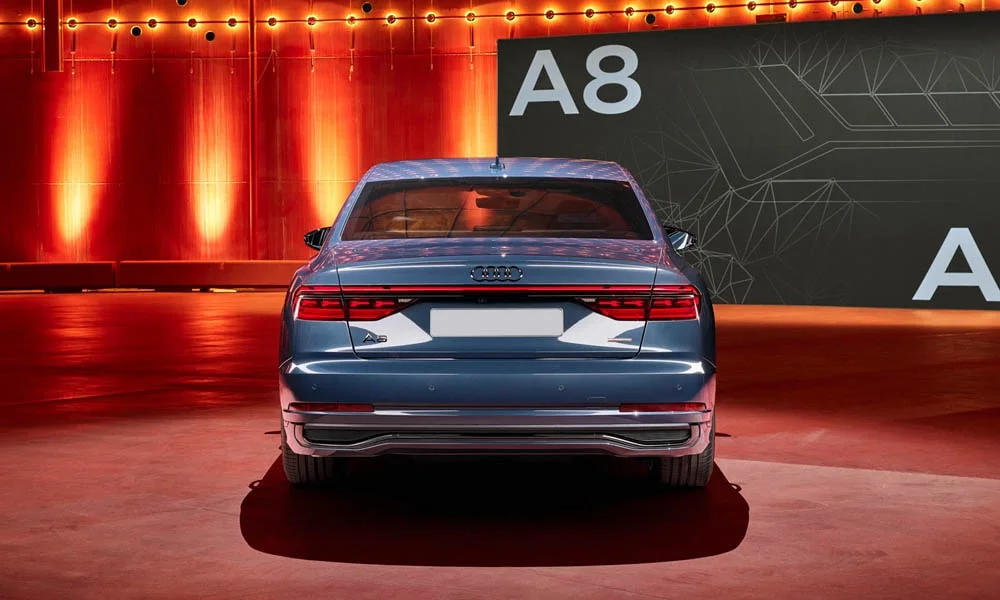 Фото Audi A8 (2024) — вид сзади, фото 9. Графика фонарей, бампер и оформление пятой двери. Насадки выхлопа или их имитация внизу бампера различают версии Audi A8 (2024) — вид сзади, фото 9