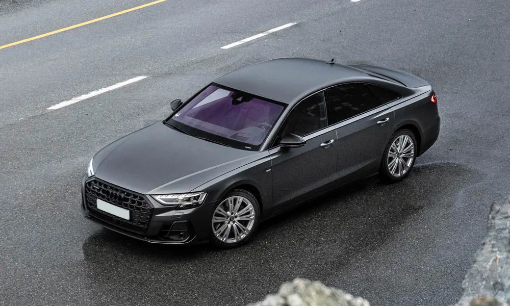 Фото Audi A8 (2024) — крыша. Линия крыши и панорамное остекление с высоты. Панорамное стекло зрительно увеличивает салон; шторка спасает в жару Audi A8 (2024) — крыша