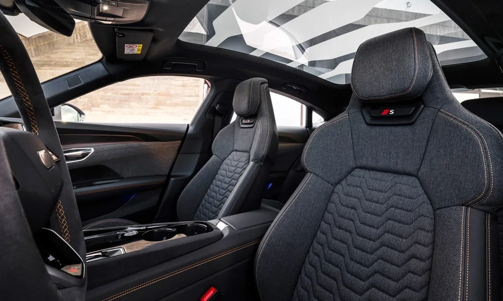Фото Audi e-tron GT (2024) — передняя панель. Передняя панель в тёмной отделке: расположение экранов и дефлекторов Audi e-tron GT (2024) — передняя панель