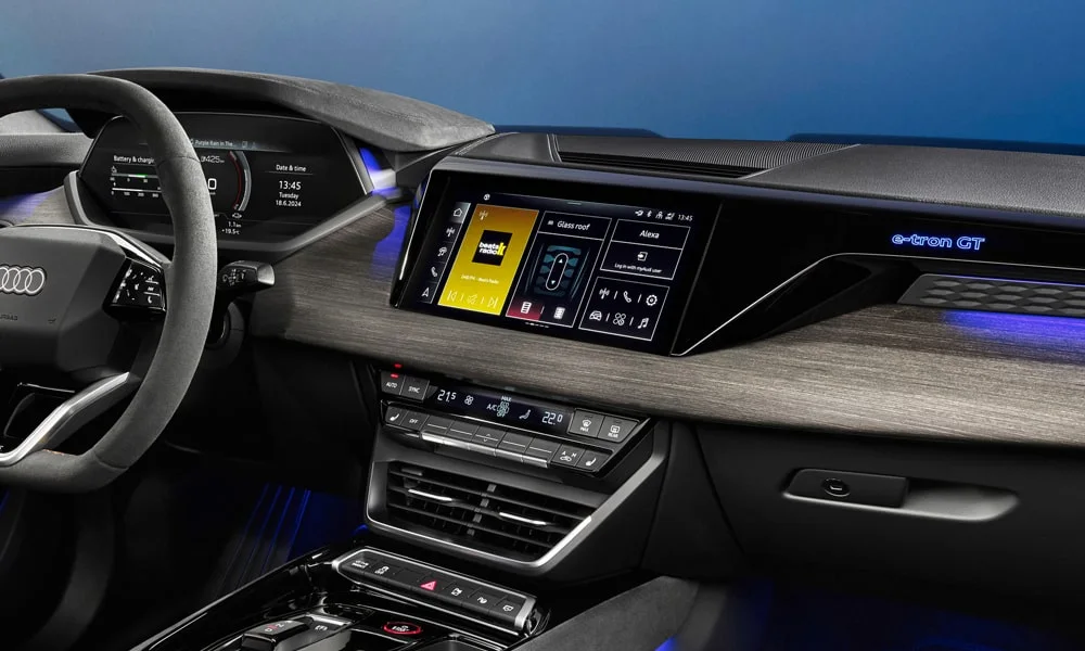 Фото Audi e-tron GT (2024) — экран мультимедиа. Сдвоенный экран во всю ширину передней панели. Климат и обогревы часто управляются с этого экрана — привыкание занимает пару дней Audi e-tron GT (2024) — экран мультимедиа