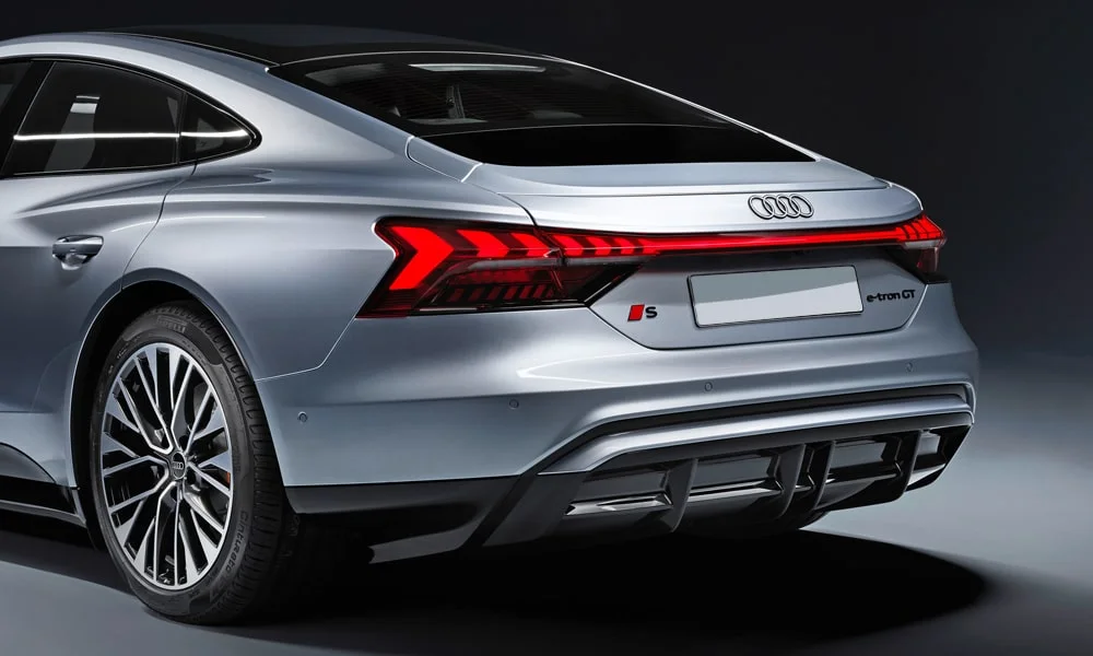 Фото Audi e-tron GT (2024) — вид сзади, фото 5. Графика фонарей, бампер и оформление пятой двери. Насадки выхлопа или их имитация внизу бампера различают версии Audi e-tron GT (2024) — вид сзади, фото 5