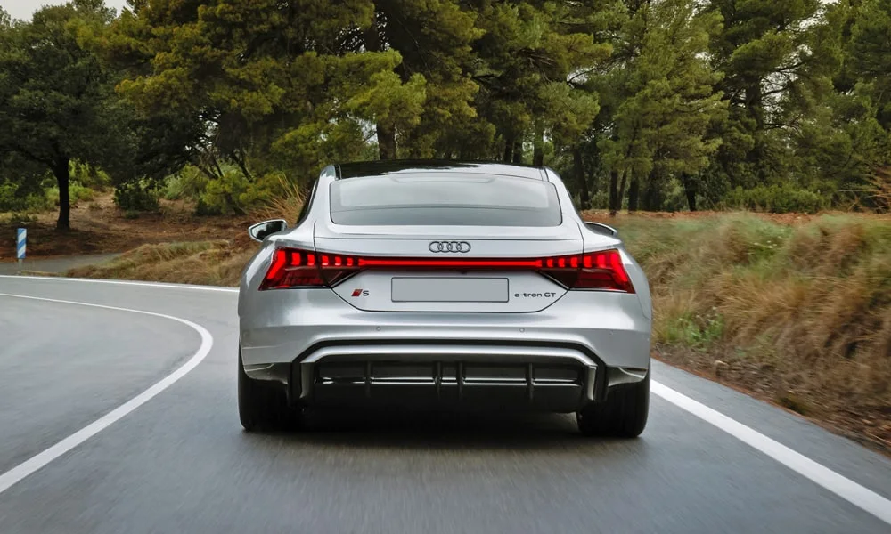 Фото Audi e-tron GT (2024) — вид сзади, фото 7. Линия крыши, стойки и задняя дверь в серебристом исполнении Audi e-tron GT (2024) — вид сзади, фото 7