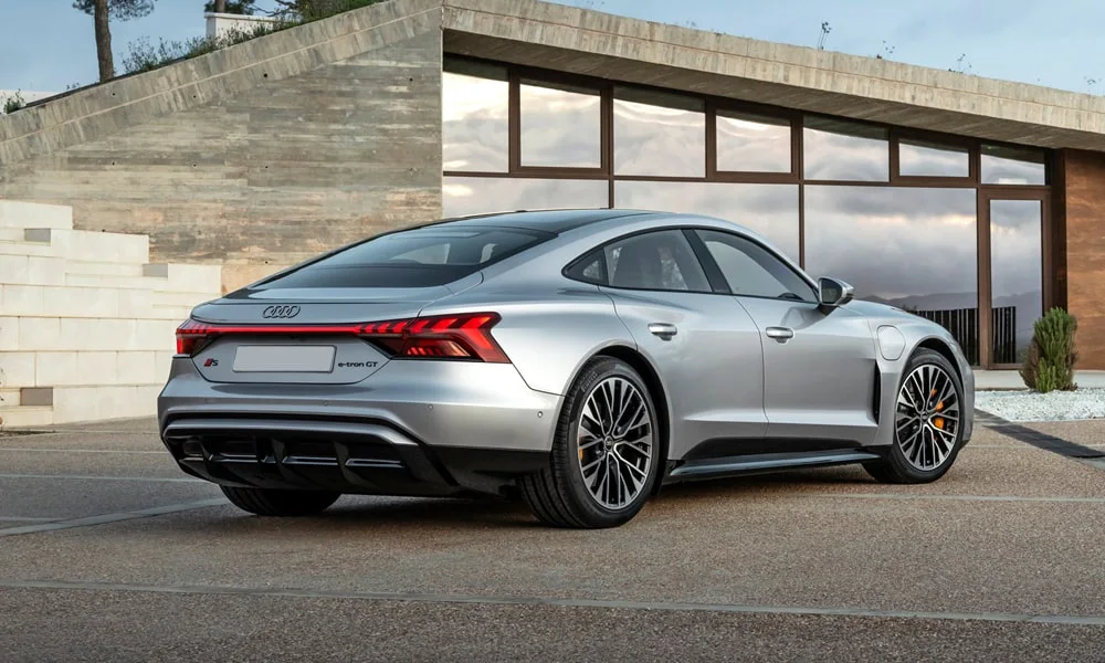 Фото Audi e-tron GT (2024) — вид сзади, фото 8. Линия крыши, стойки и задняя дверь в серебристом исполнении. Светодиодная полоса или раздельные секции — задняя оптика стала главным украшением кормы Audi e-tron GT (2024) — вид сзади, фото 8