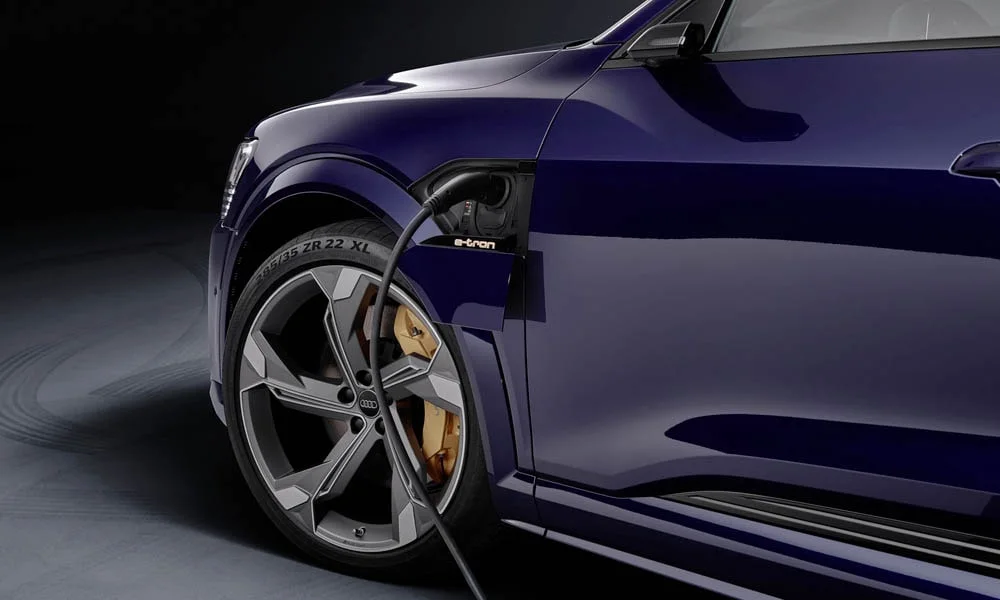 Фото Audi e-tron S — порт зарядки. Разъём и индикация процесса зарядки. Крышка порта открывается кнопкой, с экрана или из мобильного приложения Audi e-tron S — порт зарядки