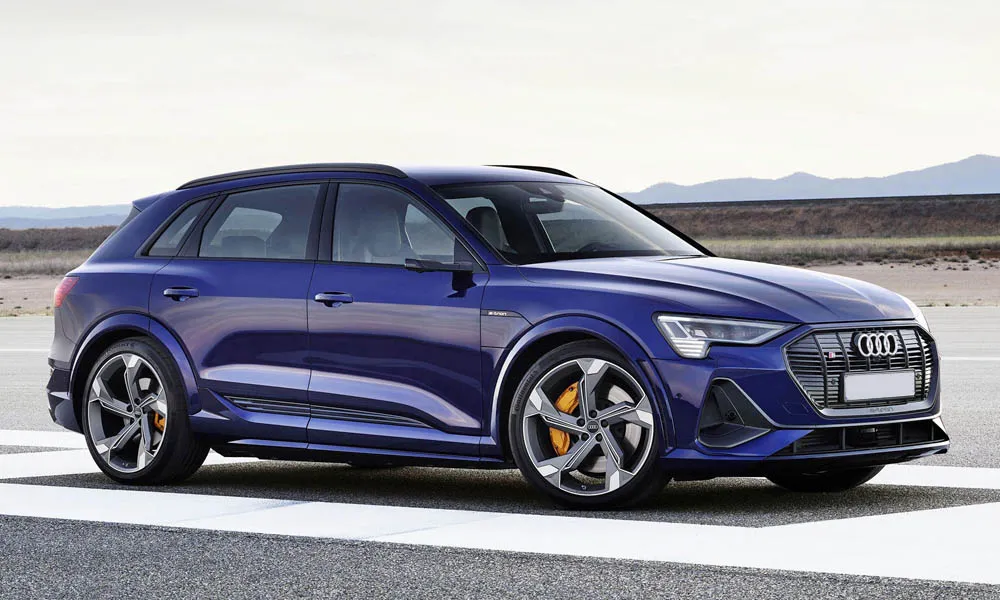 Фото Audi e-tron S — вид спереди, фото 4. Синий кузов, строгая симметрия оптики — базовый ракурс знакомства с дизайном Audi e-tron S — вид спереди, фото 4