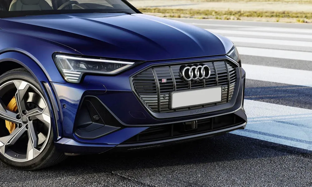 Фото Audi e-tron S — вид спереди, фото 5. Анфас: пропорции капота, посадка кузова и графика ходовых огней. Дневные ходовые огни включаются автоматически с запуском Audi e-tron S — вид спереди, фото 5