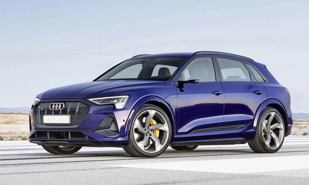 Фото Audi e-tron S — вид спереди, фото 6. Анфас: пропорции капота, посадка кузова и графика ходовых огней. Рисунок ходовых огней — подпись модели, по нему её узнают в потоке Audi e-tron S — вид спереди, фото 6