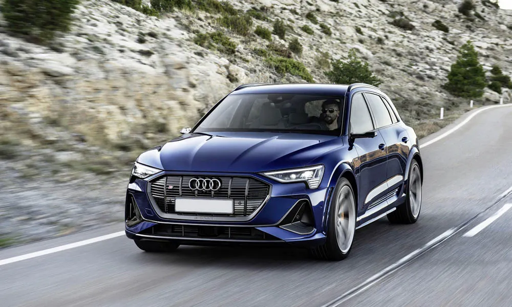 Фото Audi e-tron S — вид спереди, фото 8. Анфас: пропорции капота, посадка кузова и графика ходовых огней Audi e-tron S — вид спереди, фото 8
