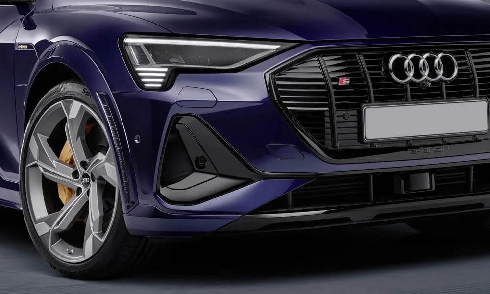 Фото Audi e-tron S — вид спереди, фото 10. Анфас: пропорции капота, посадка кузова и графика ходовых огней. Рисунок ходовых огней — подпись модели, по нему её узнают в потоке Audi e-tron S — вид спереди, фото 10