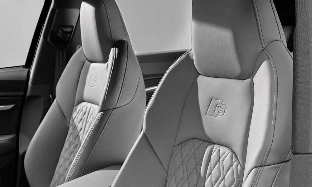 Фото Audi e-tron S — передние сиденья, фото 2. Передние кресла в перфорированной коже Audi e-tron S — передние сиденья, фото 2