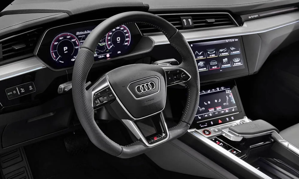 Фото Audi e-tron S — приборная панель. Экран приборов за рулём — вся ходовая информация перед глазами Audi e-tron S — приборная панель