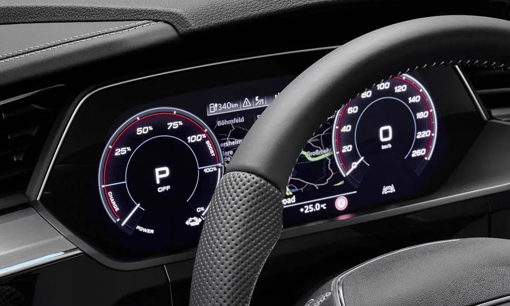 Фото Audi e-tron S — приборная панель, фото 2. Скорость, запас хода и подсказки ассистентов перед глазами Audi e-tron S — приборная панель, фото 2