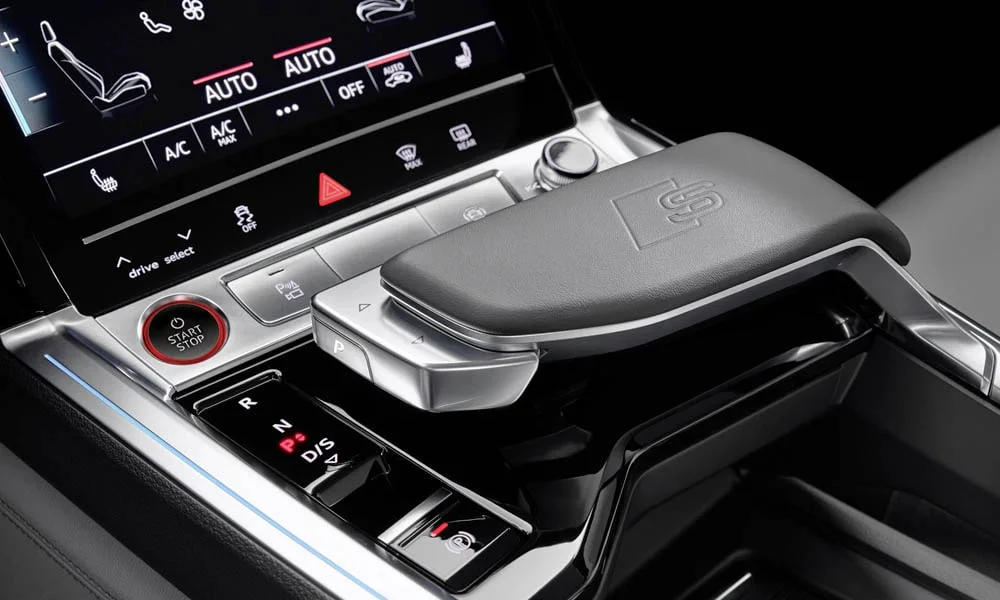 Фото Audi e-tron S — селектор коробки передач. Управление коробкой: компактный селектор освобождает место на тоннеле. Автохолд удерживает машину на светофоре без ноги на тормозе Audi e-tron S — селектор коробки передач