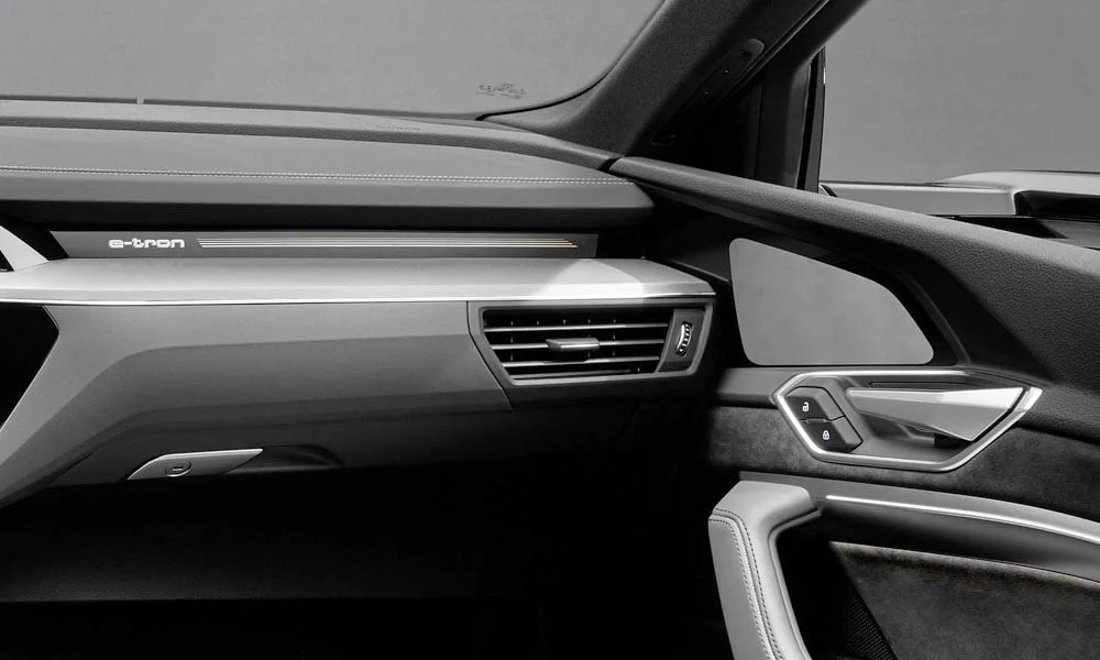 Фото Audi e-tron S — интерьер. Общий план салона: архитектура панели, консоль и кресла. Светлая гамма зрительно расширяет салон, тёмная — практичнее в уходе Audi e-tron S — интерьер