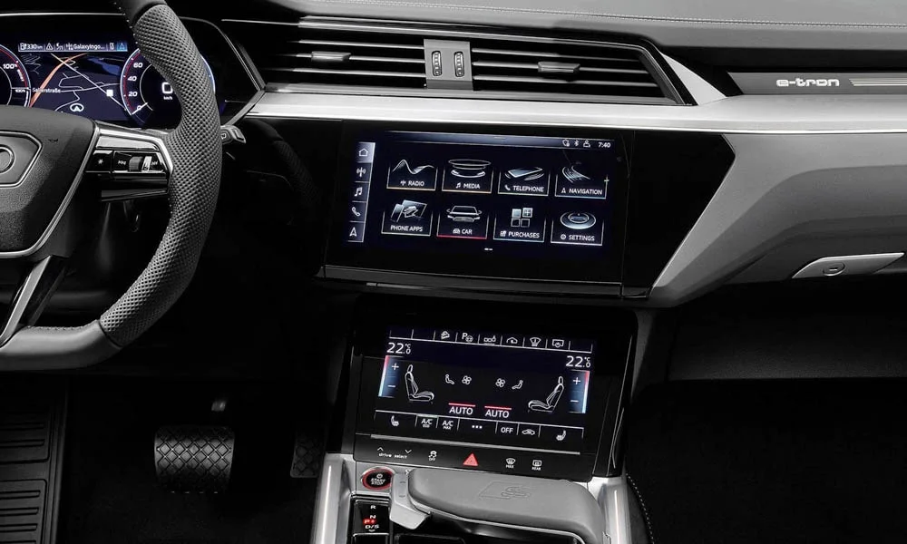 Фото Audi e-tron S — экран мультимедиа. Интерфейс медиасистемы крупным планом. Поддержка смартфонов и обновления «по воздуху» — ключевые вопросы к медиасистеме; наличие русификации уточняйте у дилера Audi e-tron S — экран мультимедиа