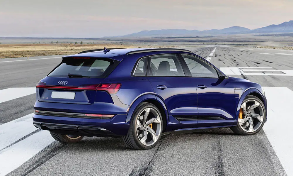 Фото Audi e-tron S — вид сзади, фото 3. Графика фонарей, бампер и оформление пятой двери. Светодиодная полоса или раздельные секции — задняя оптика стала главным украшением кормы Audi e-tron S — вид сзади, фото 3