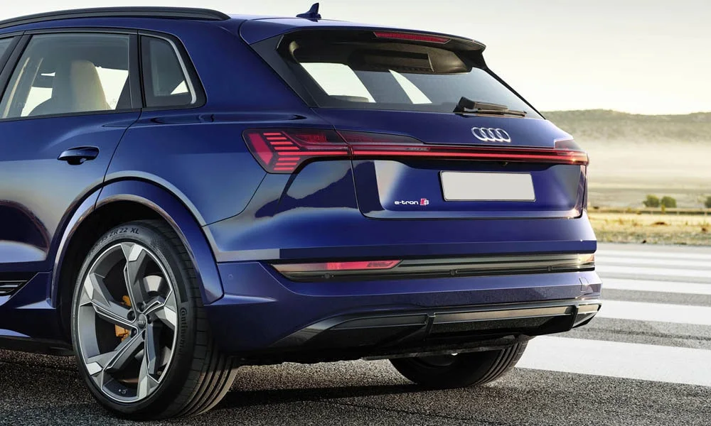 Фото Audi e-tron S — вид сзади, фото 4. Линия крыши, стойки и задняя дверь в синем исполнении. Насадки выхлопа или их имитация внизу бампера различают версии Audi e-tron S — вид сзади, фото 4