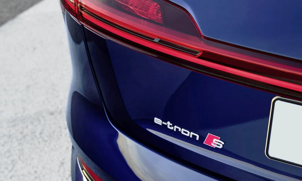 Фото Audi e-tron S — вид сзади, фото 5. Линия крыши, стойки и задняя дверь в синем исполнении. Светодиодная полоса или раздельные секции — задняя оптика стала главным украшением кормы Audi e-tron S — вид сзади, фото 5