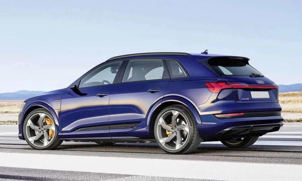 Фото Audi e-tron S — вид сзади, фото 6. Корма в синем цвете: графика фонарей и пластика пятой двери. Насадки выхлопа или их имитация внизу бампера различают версии Audi e-tron S — вид сзади, фото 6