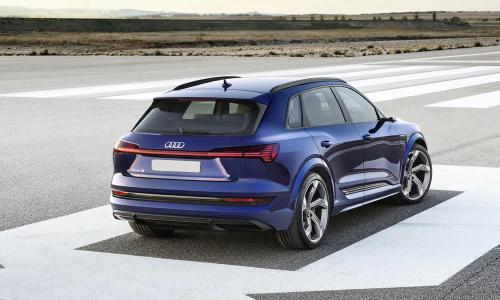 Фото Audi e-tron S — вид сзади, фото 7. Корма в синем цвете: графика фонарей и пластика пятой двери Audi e-tron S — вид сзади, фото 7