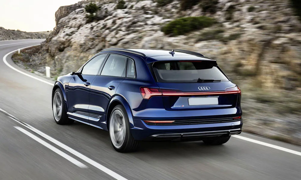 Фото Audi e-tron S — вид сзади, фото 8. Корма в синем цвете: графика фонарей и пластика пятой двери. Насадки выхлопа или их имитация внизу бампера различают версии Audi e-tron S — вид сзади, фото 8