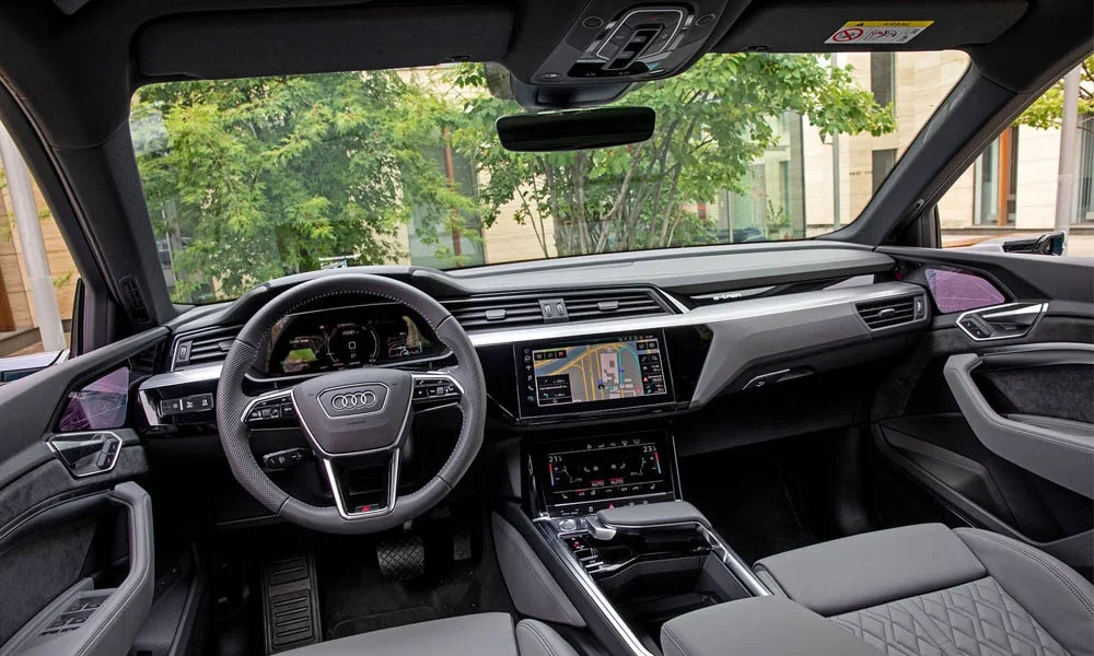 Фото Audi e-tron — передняя панель. Компоновка экранов, дефлекторов и консоли. Минимум физических кнопок — ставка на экранное управление Audi e-tron — передняя панель
