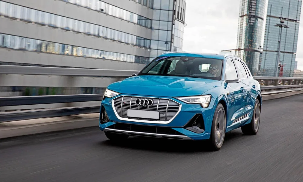 Фото Audi e-tron — вид спереди, фото 3. Анфас: пропорции капота, посадка кузова и графика ходовых огней Audi e-tron — вид спереди, фото 3