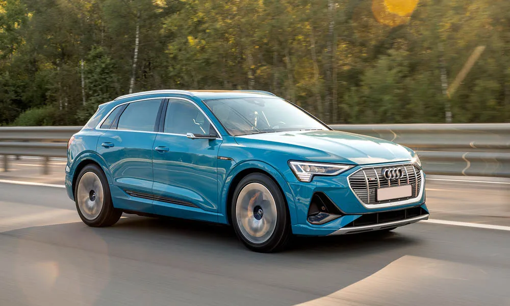 Фото Audi e-tron — вид спереди, фото 4. Оптика, решётка и бампер — первое впечатление о модели. Рисунок ходовых огней — подпись модели, по нему её узнают в потоке Audi e-tron — вид спереди, фото 4