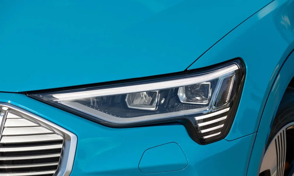 Фото Audi e-tron — вид спереди, фото 5. Кузов в синем цвете: рисунок оптики и решётки задаёт узнаваемое «лицо» модели Audi e-tron — вид спереди, фото 5