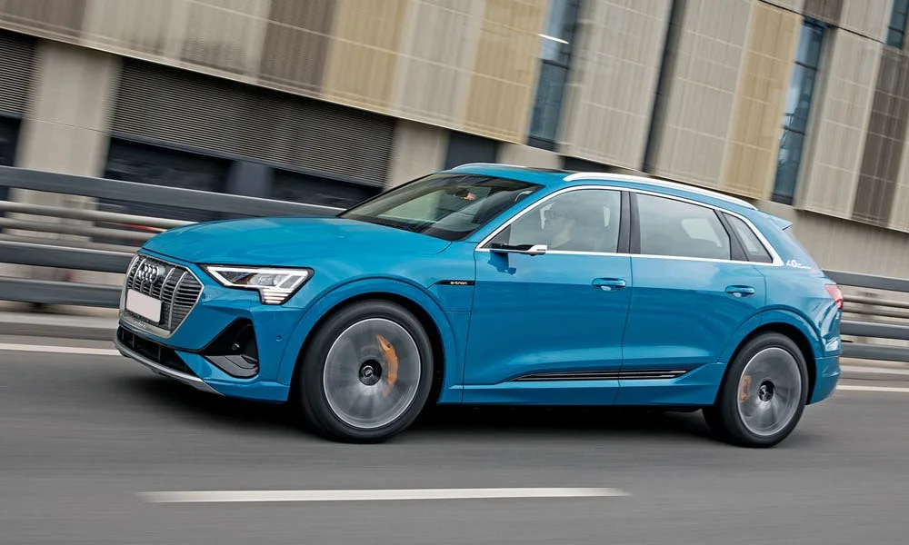 Фото Audi e-tron — вид спереди, фото 6. Передок в синем исполнении — крупная светотехника и выразительный бампер. Дневные ходовые огни включаются автоматически с запуском Audi e-tron — вид спереди, фото 6
