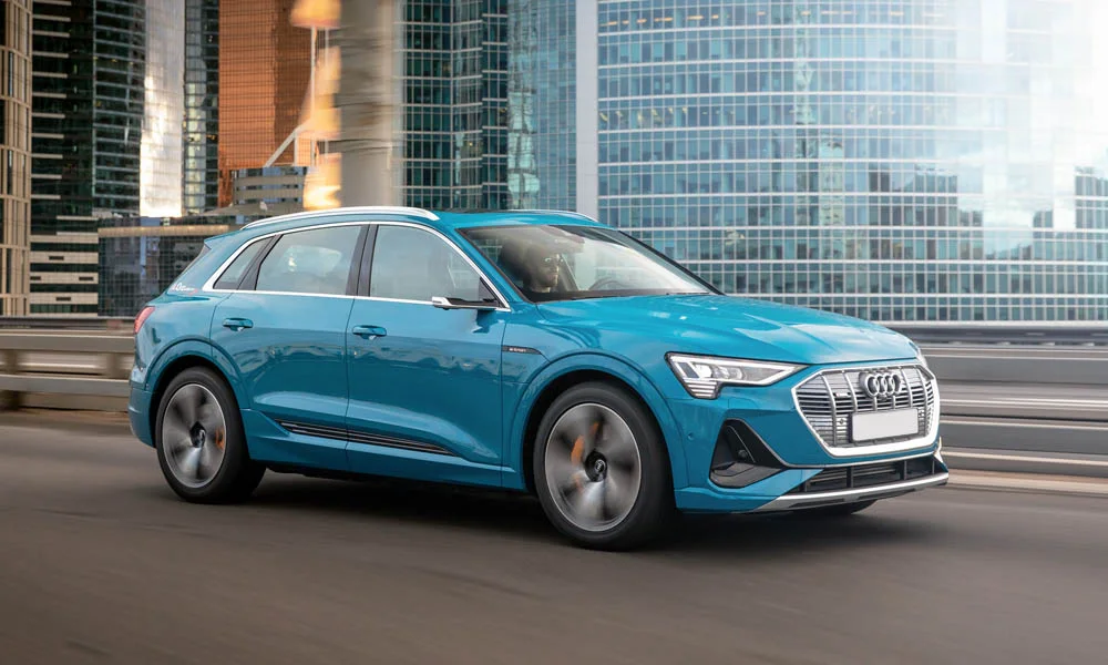 Фото Audi e-tron — вид спереди, фото 7. Анфас: пропорции капота, посадка кузова и графика ходовых огней. Дневные ходовые огни включаются автоматически с запуском Audi e-tron — вид спереди, фото 7