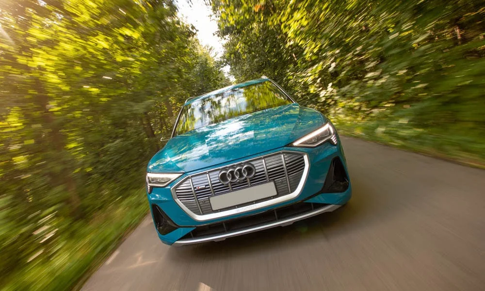 Фото Audi e-tron — вид спереди, фото 8. Анфас: пропорции капота, посадка кузова и графика ходовых огней Audi e-tron — вид спереди, фото 8