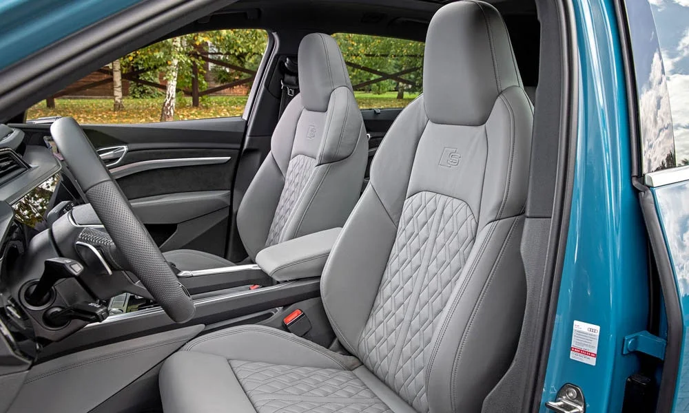 Фото Audi e-tron — передние сиденья. Профиль кресел: боковая поддержка и подголовники Audi e-tron — передние сиденья