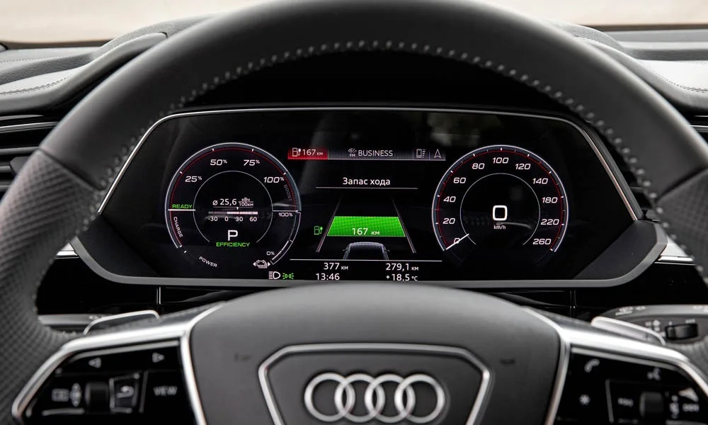 Фото Audi e-tron — приборная панель. Скорость, запас хода и подсказки ассистентов перед глазами Audi e-tron — приборная панель