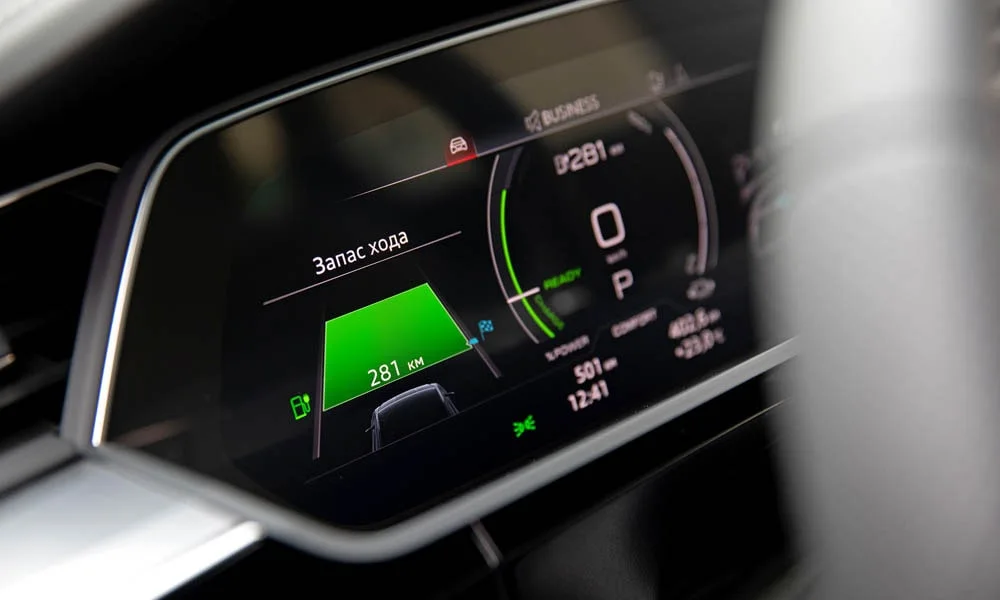 Фото Audi e-tron — приборная панель, фото 2. Скорость, запас хода и подсказки ассистентов перед глазами. Компоновка приборов настраивается в меню у большинства версий Audi e-tron — приборная панель, фото 2