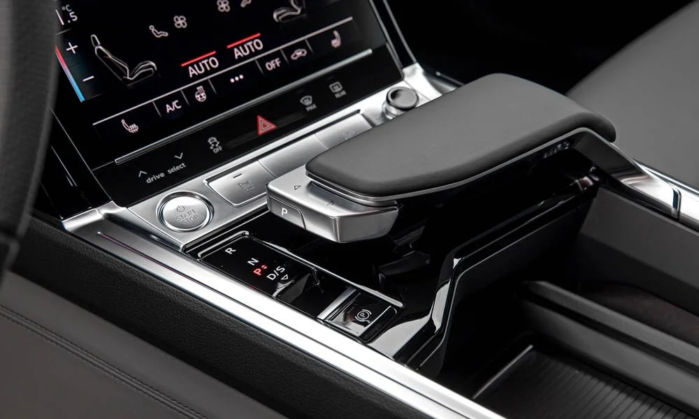 Фото Audi e-tron — селектор коробки передач. Управление коробкой: компактный селектор освобождает место на тоннеле. Режимы движения и электронный ручник собраны рядом с селектором Audi e-tron — селектор коробки передач