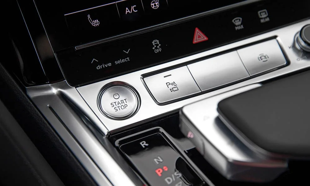 Фото Audi e-tron — селектор коробки передач, фото 2. Селектор трансмиссии на центральной консоли. Режимы движения и электронный ручник собраны рядом с селектором Audi e-tron — селектор коробки передач, фото 2
