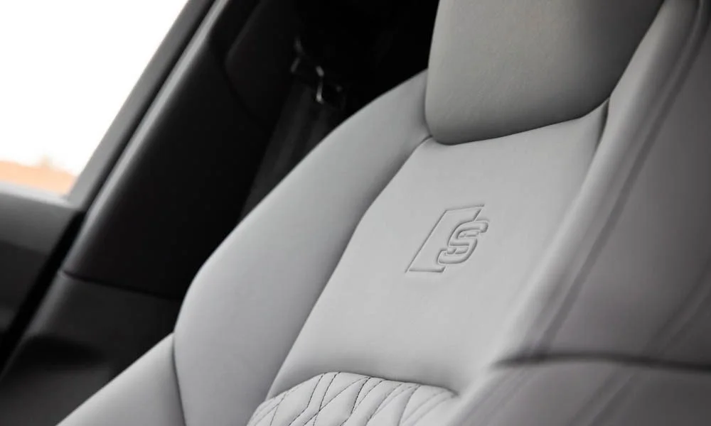Фото Audi e-tron — интерьер. Общий план салона: архитектура панели, консоль и кресла. Уровень отделки читается по стыкам панелей и мягким поверхностям в зонах касания Audi e-tron — интерьер