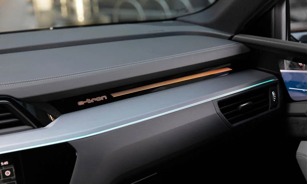 Фото Audi e-tron — интерьер, фото 5. Общий план салона: архитектура панели, консоль и кресла Audi e-tron — интерьер, фото 5
