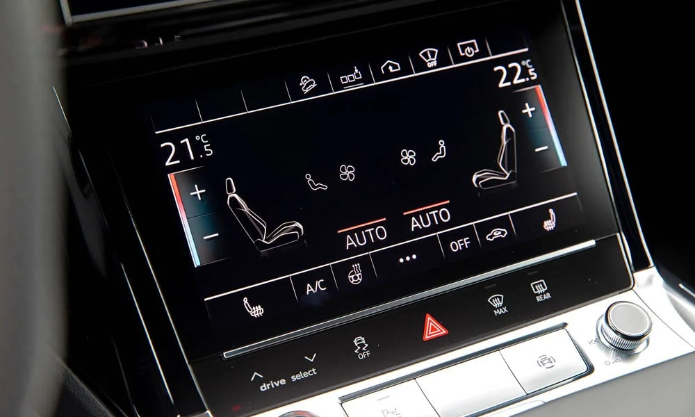 Фото Audi e-tron — экран мультимедиа. Интерфейс медиасистемы крупным планом. Поддержка смартфонов и обновления «по воздуху» — ключевые вопросы к медиасистеме; наличие русификации уточняйте у дилера Audi e-tron — экран мультимедиа
