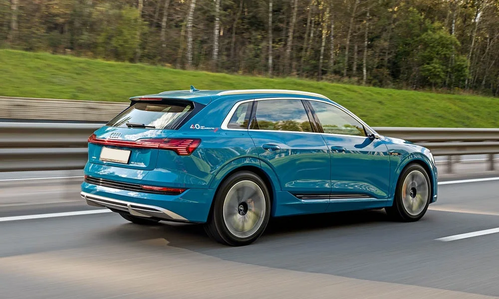 Фото Audi e-tron — вид сзади, фото 4. Линия крыши, стойки и задняя дверь в синем исполнении. Светодиодная полоса или раздельные секции — задняя оптика стала главным украшением кормы Audi e-tron — вид сзади, фото 4