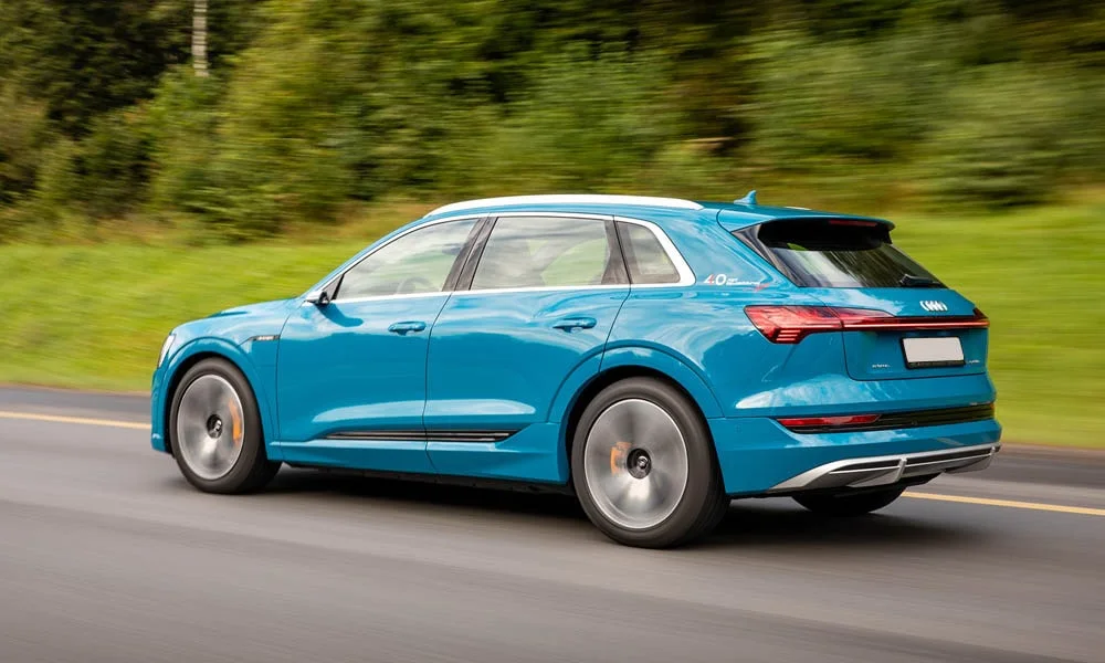 Фото Audi e-tron — вид сзади, фото 5. Графика фонарей, бампер и оформление пятой двери. Светодиодная полоса или раздельные секции — задняя оптика стала главным украшением кормы Audi e-tron — вид сзади, фото 5