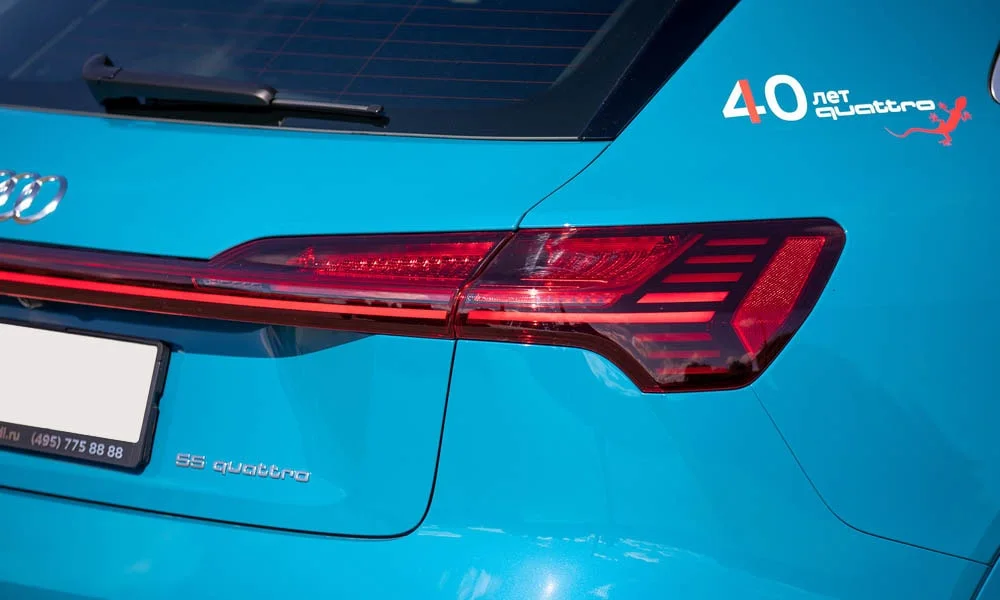 Фото Audi e-tron — вид сзади, фото 6. Синий кузов сзади — фонари и бампер определяют ночной образ модели. Светодиодная полоса или раздельные секции — задняя оптика стала главным украшением кормы Audi e-tron — вид сзади, фото 6