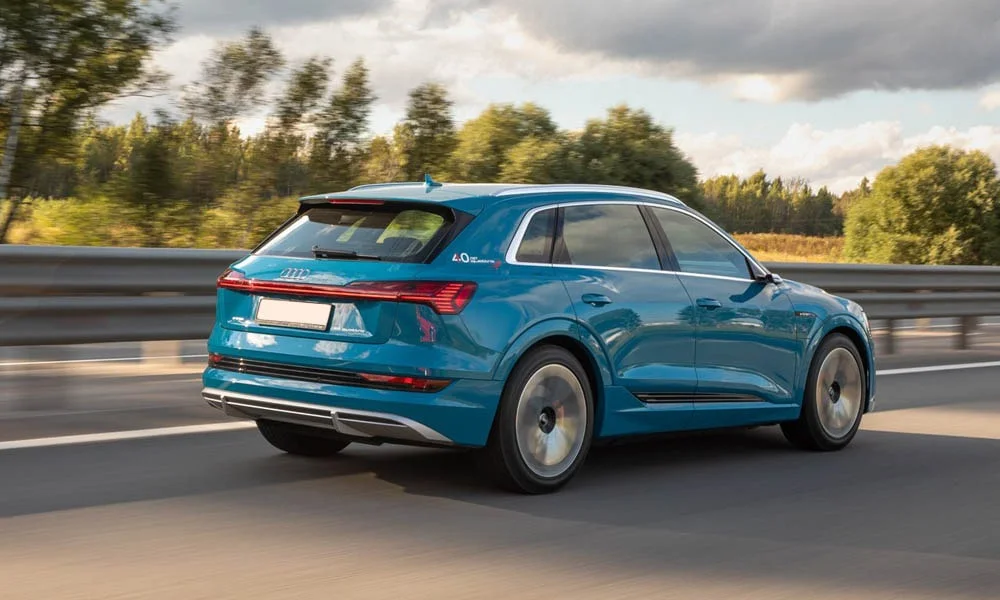 Фото Audi e-tron — вид сзади, фото 7. Синий кузов сзади — фонари и бампер определяют ночной образ модели. Насадки выхлопа или их имитация внизу бампера различают версии Audi e-tron — вид сзади, фото 7