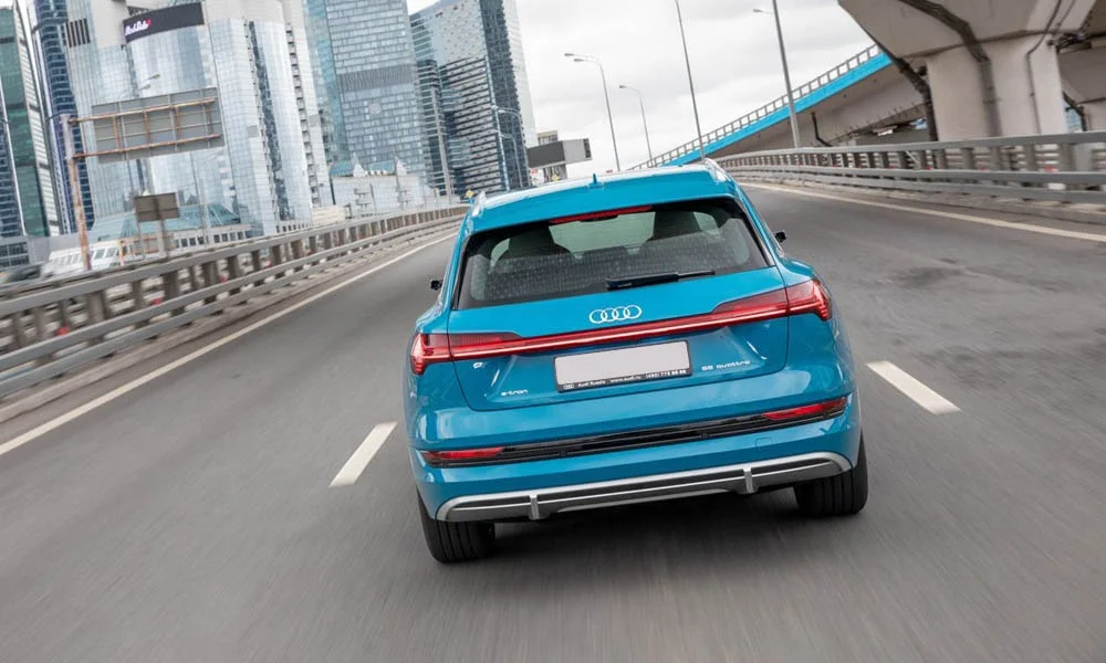 Фото Audi e-tron — вид сзади, фото 8. Линия крыши, стойки и задняя дверь в синем исполнении Audi e-tron — вид сзади, фото 8