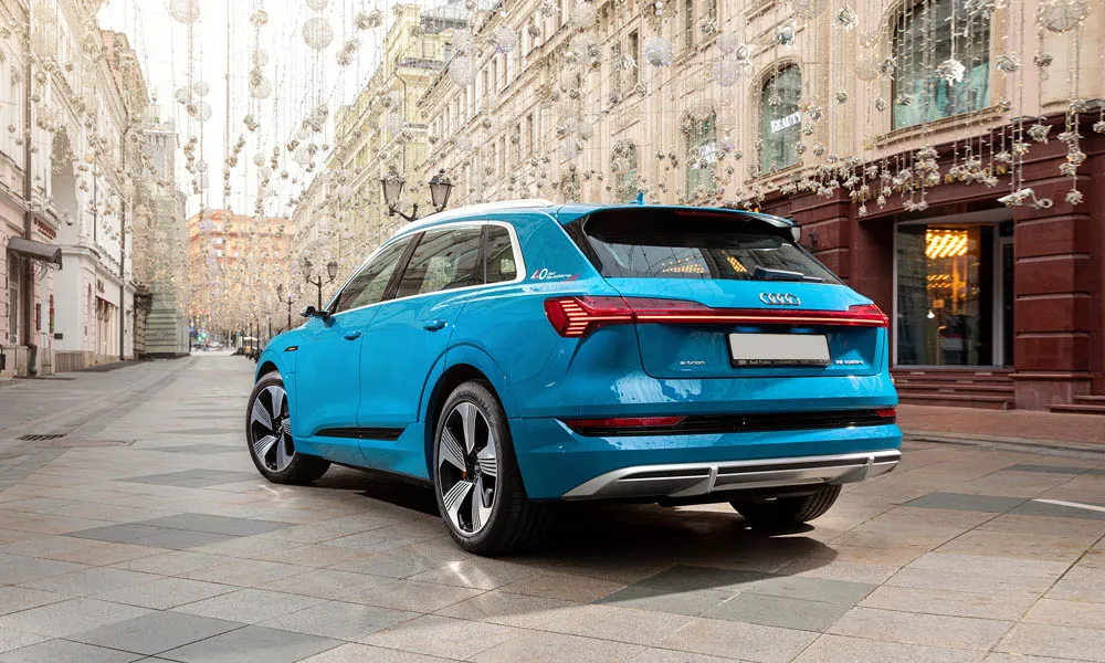Фото Audi e-tron — вид сзади, фото 9. Корма в синем цвете: графика фонарей и пластика пятой двери. Светодиодная полоса или раздельные секции — задняя оптика стала главным украшением кормы Audi e-tron — вид сзади, фото 9