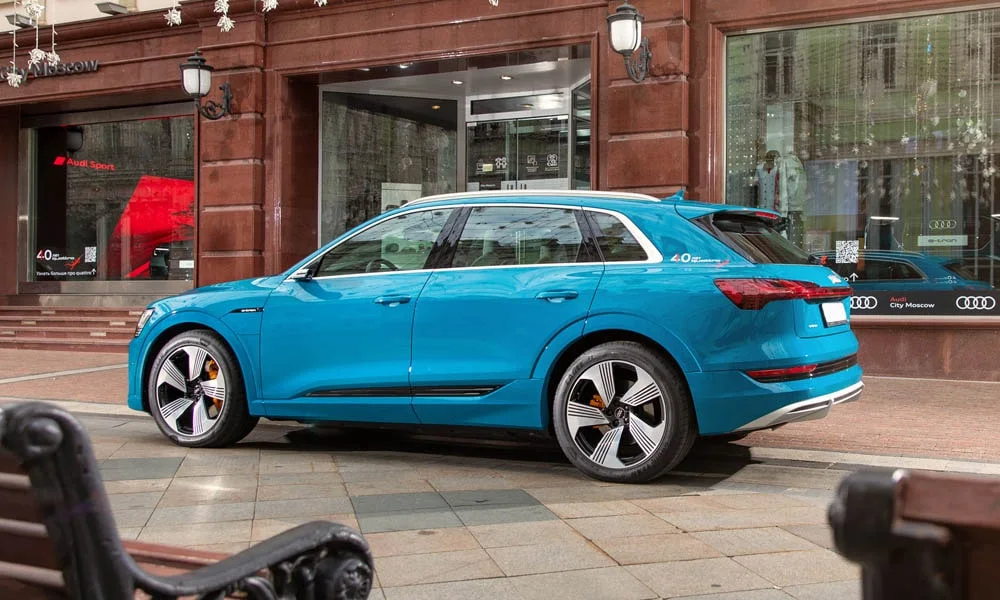 Фото Audi e-tron — вид сзади, фото 10. Корма в синем цвете: графика фонарей и пластика пятой двери. Светодиодная полоса или раздельные секции — задняя оптика стала главным украшением кормы Audi e-tron — вид сзади, фото 10