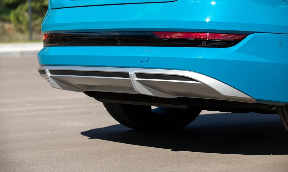 Фото Audi e-tron — вид сзади, фото 11. Синий кузов сзади — фонари и бампер определяют ночной образ модели. Насадки выхлопа или их имитация внизу бампера различают версии Audi e-tron — вид сзади, фото 11